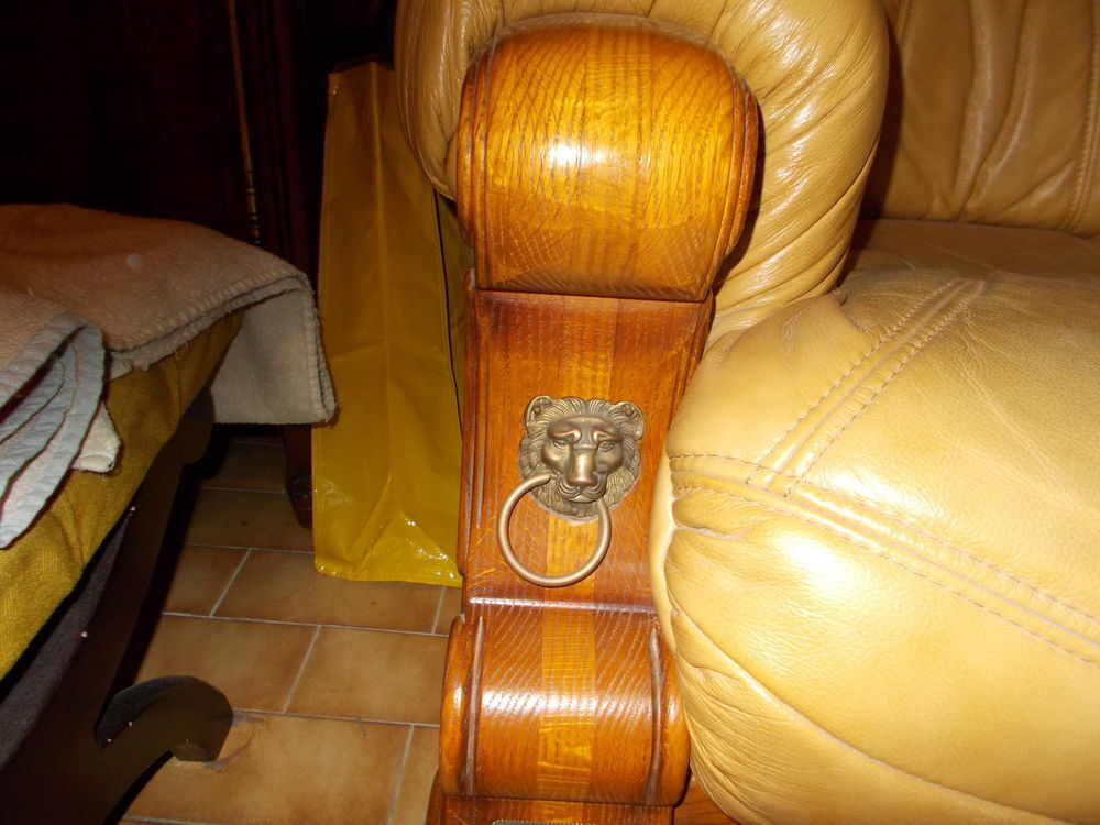 canap&eacute; cuir et bois plus un fauteuil Meubles