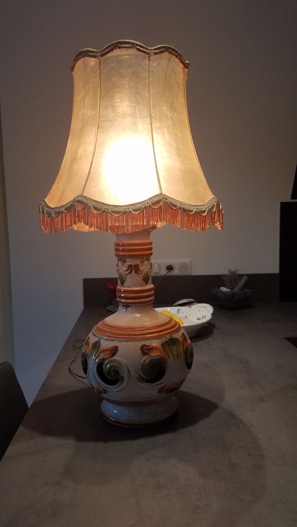 Lampe de salon &agrave; poser en fa&iuml;ence et abat jour en vessie de Décoration
