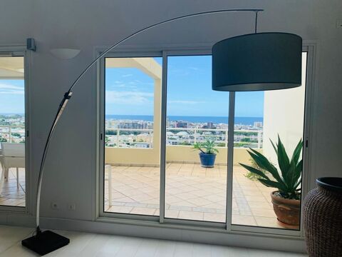 un lampadaire d�port� en arc socle noir CROZATIER 200 Saint-Denis (97)