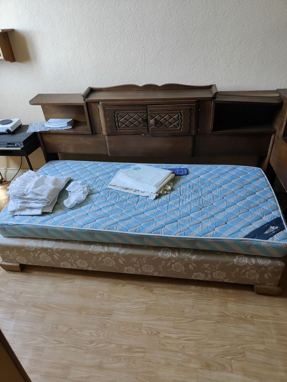 lit une personne Meubles