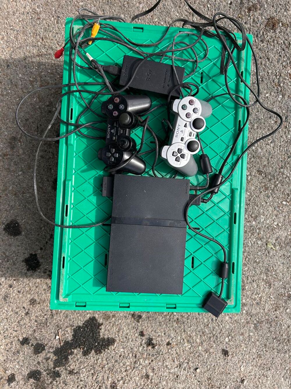 PS2 avec deux manettes Consoles et jeux vidéos