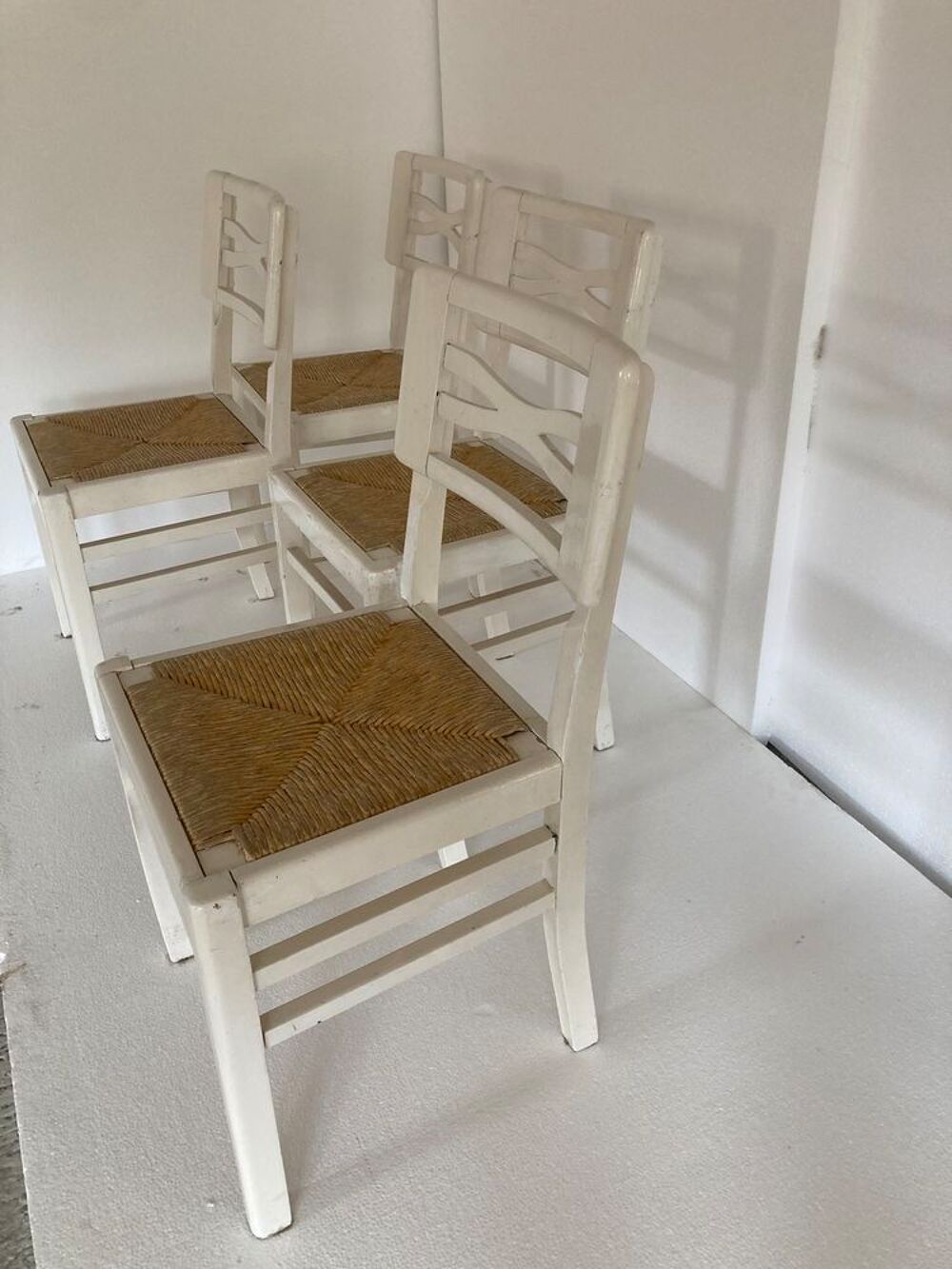 4 chaises peintes et paillees Meubles