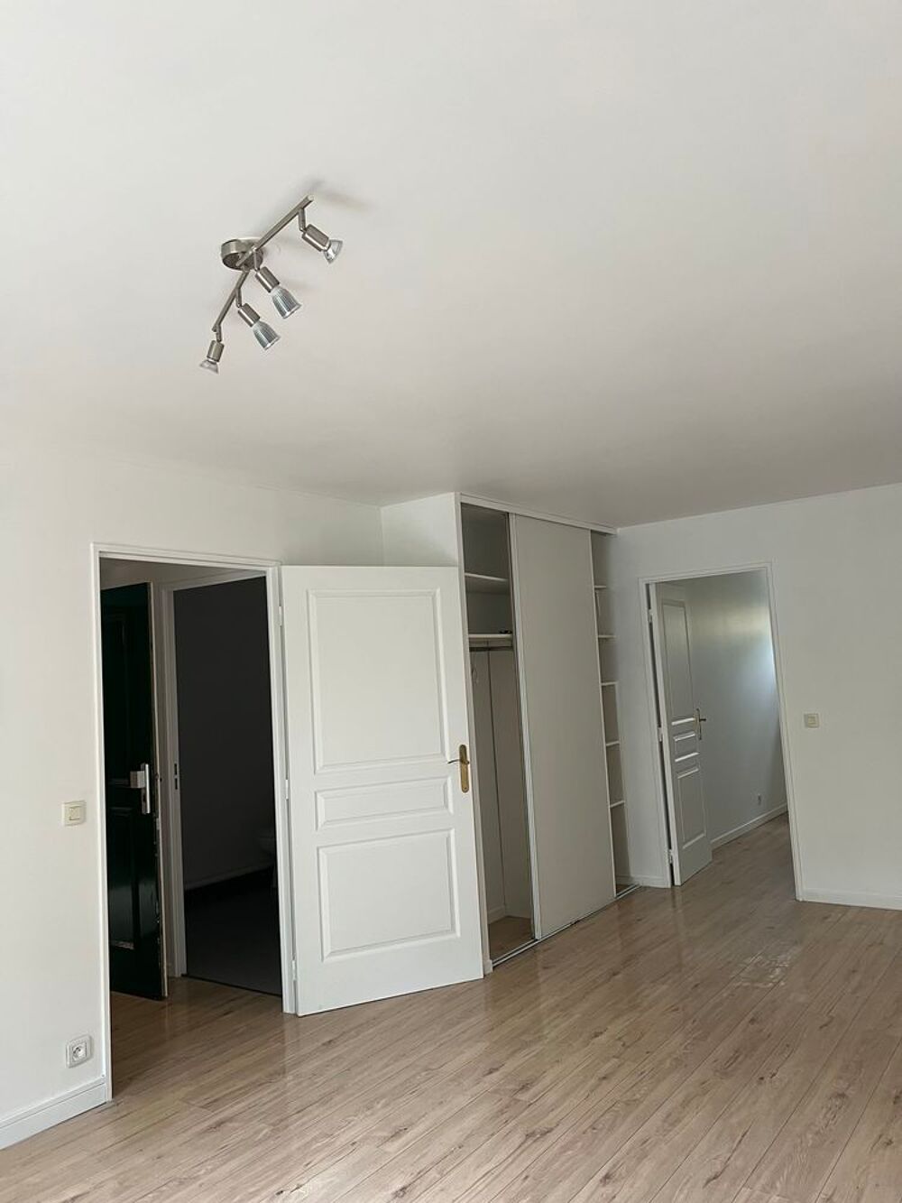 Vente Appartement Appartement 400 m butés Chaumont angle rue Manin et Carriere Paris 19
