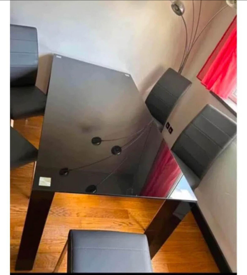 Table laqu&eacute;e avec plateau en verre Meubles