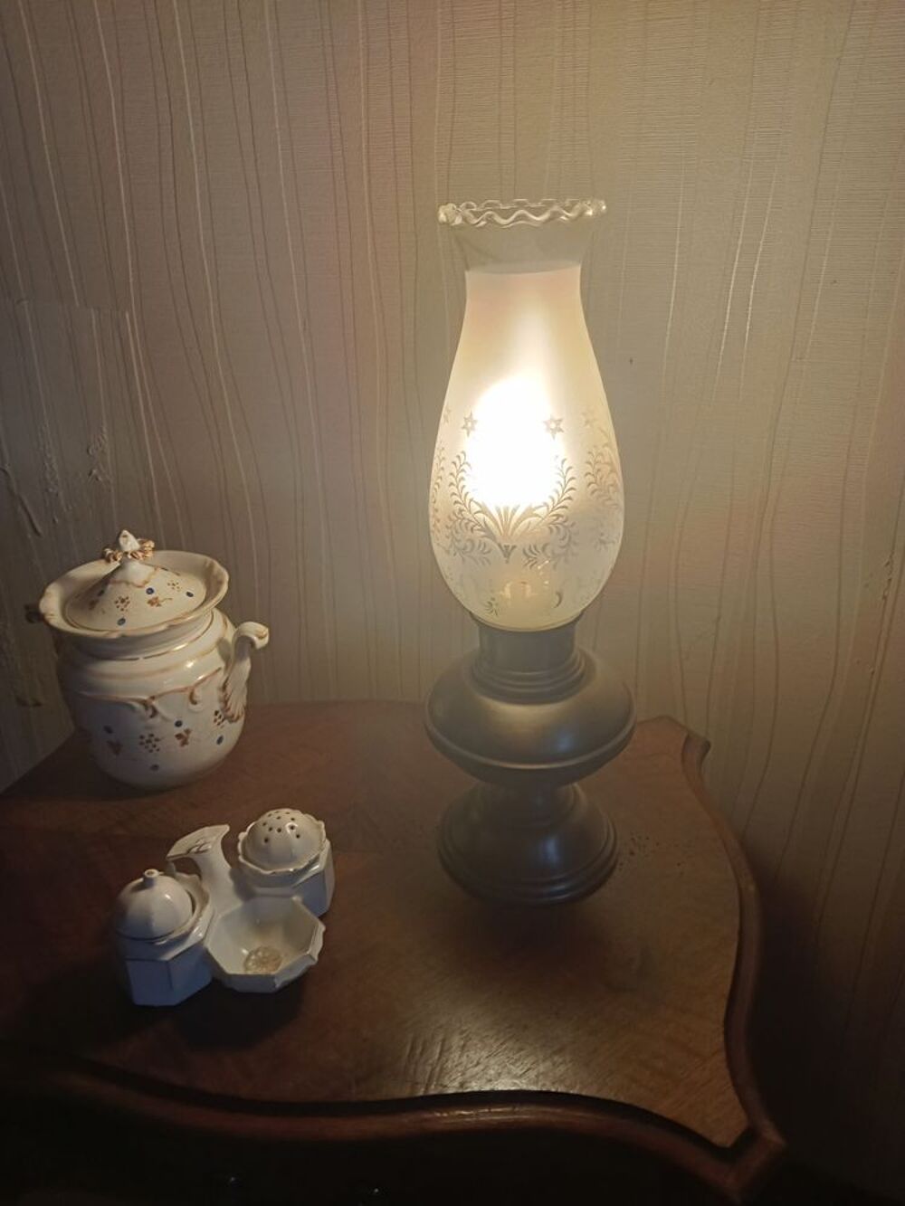 Lampe ancienne sur pied en &eacute;tain D�coration