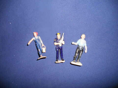 4 personnages ou figurines anciens en plastique 3 Ervy-le-Châtel (10)