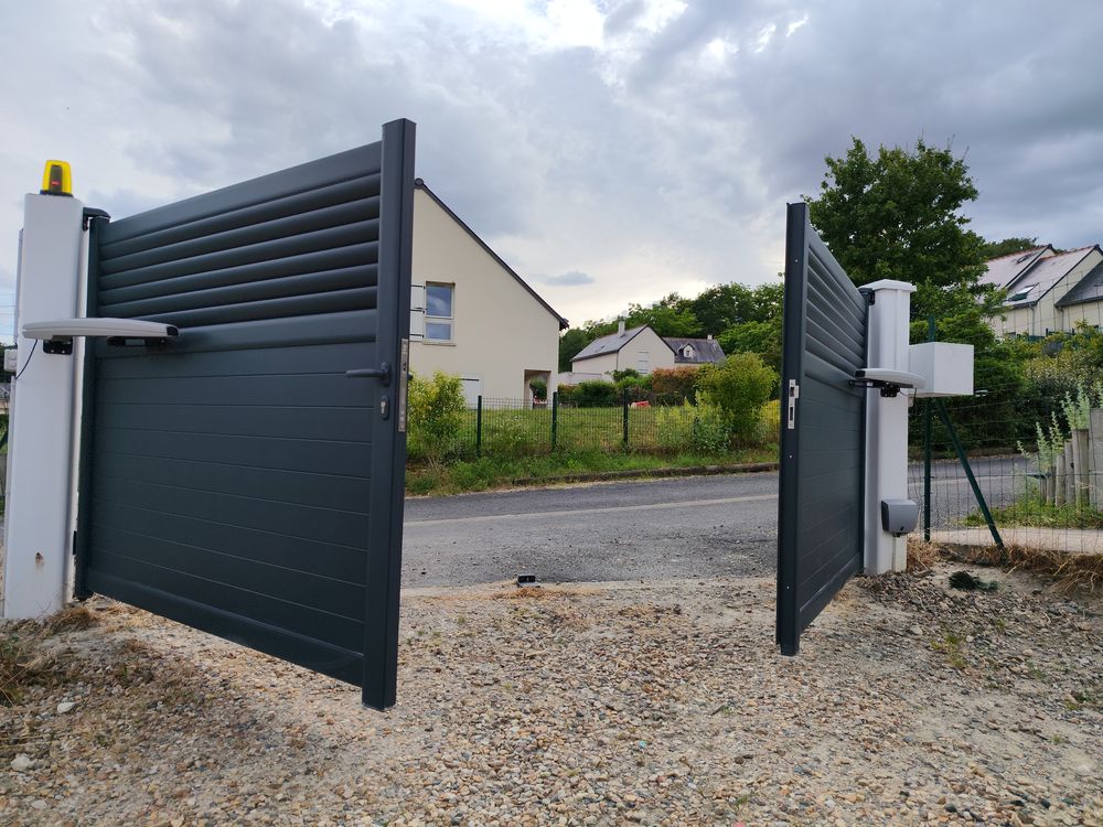 Portail Alu battant motoris&eacute; 4m Jardin