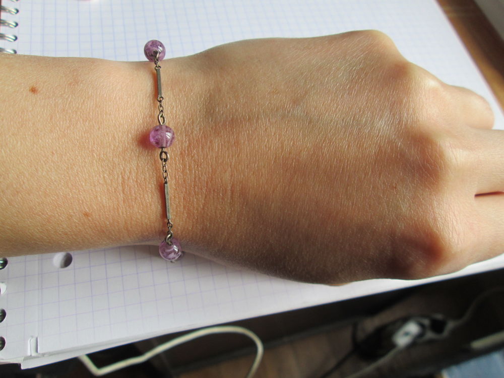 Bracelet fin m&eacute;tal argent&eacute; et perles violettes Bijoux et montres