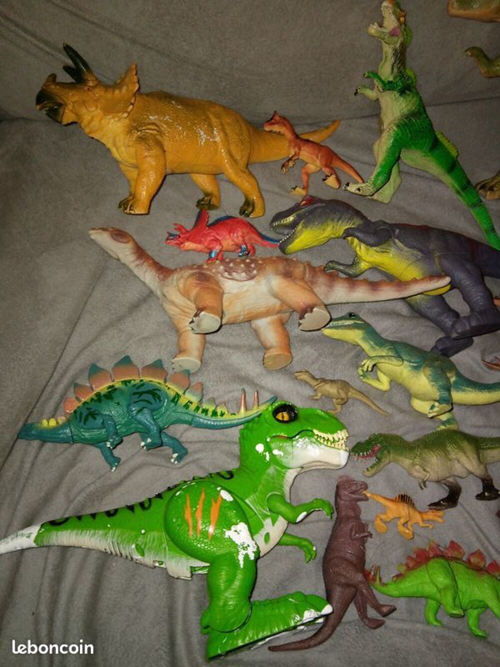 Lot 23 dinosaures + livre le monde des dinosaures Jeux / jouets