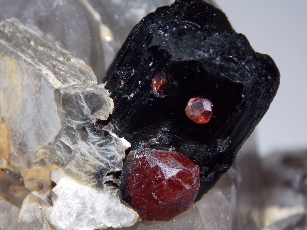 Quartz fum&eacute; avec Tourmaline moire et Grenats Oural Russie 