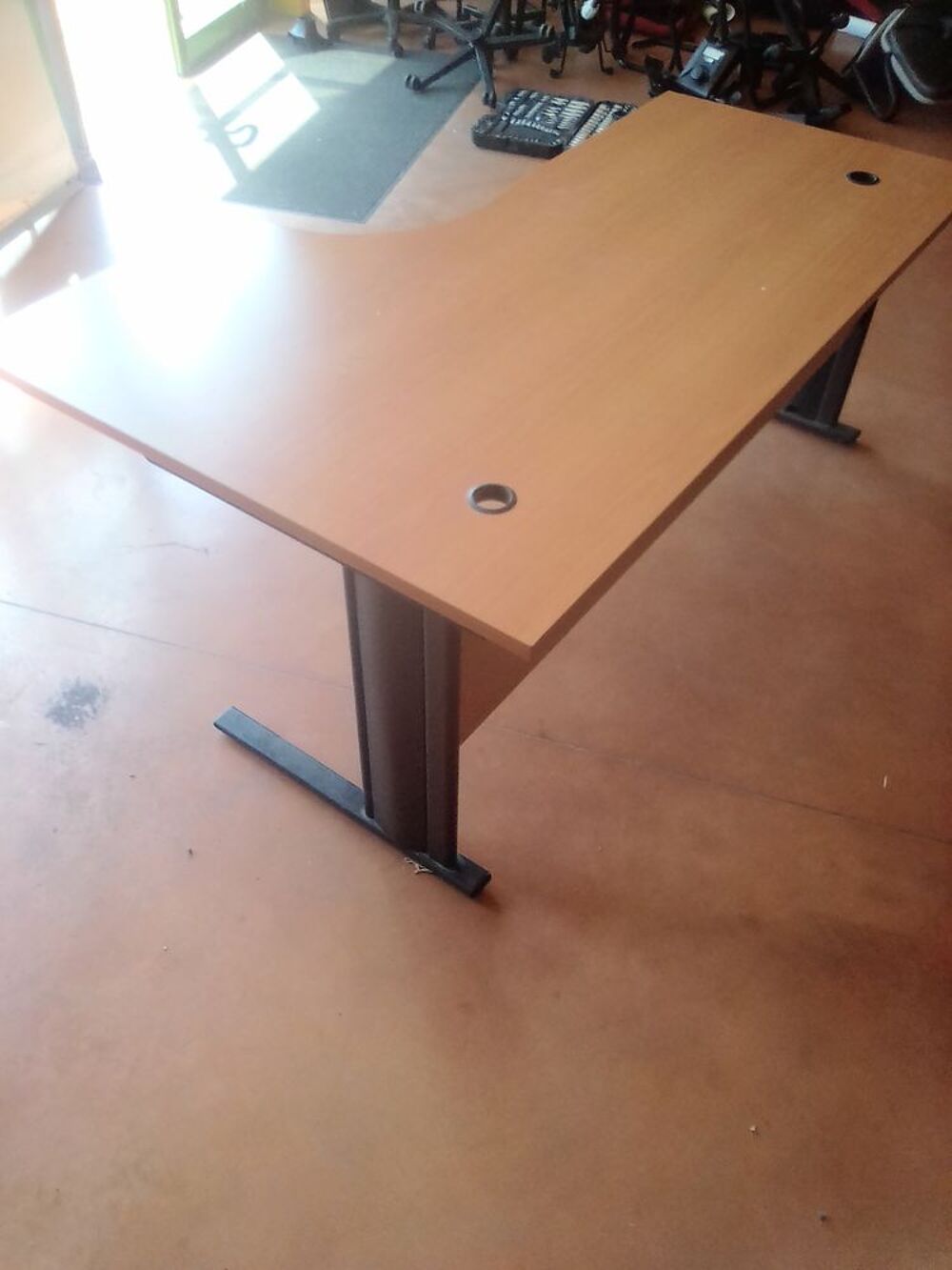 BUREAU EN BOIS ET FER EN TRES BON ETAT Meubles
