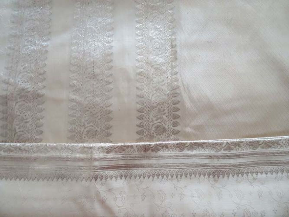 Couvre lit en sari brod&eacute; argent 220 x 240 cm TBE Décoration