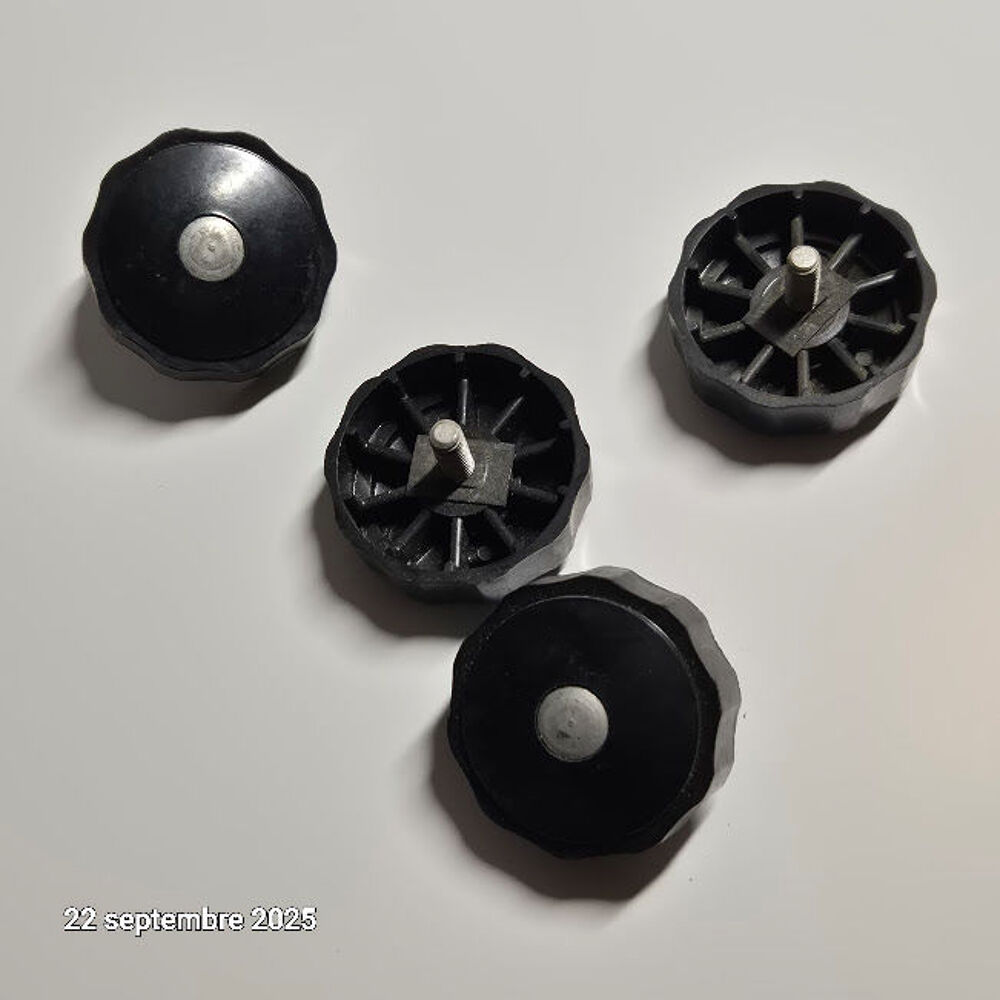 Lot de 4 bouchons ou papillons avec tige filet&eacute;e Bricolage