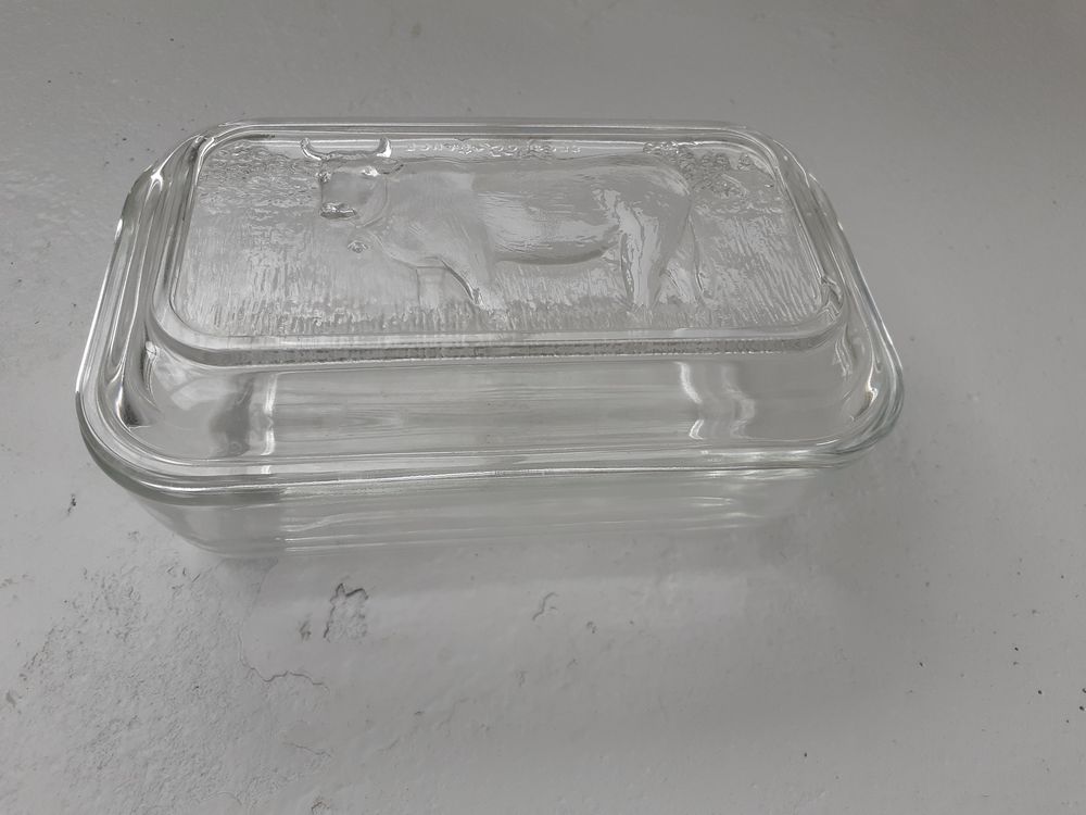 Beurrier en verre d&eacute;cor vache 1950 . 