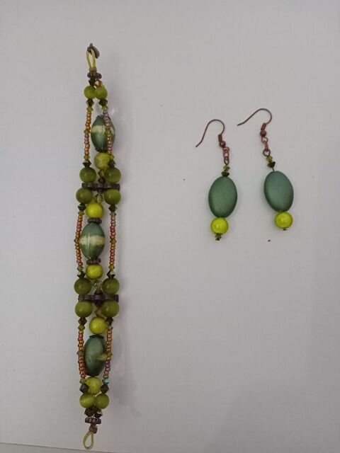 bracelet et boucles d'oreilles en perles 20 Romans-sur-Isre (26)