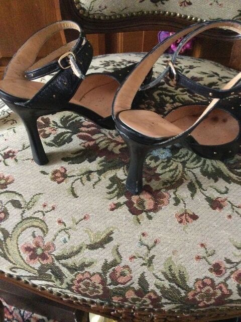 Chaussures Italiennes  Bride Noire Cloutes Dores  15 Montmagny (95)