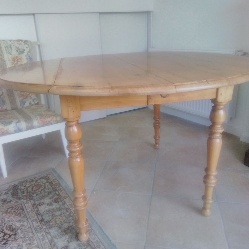 Table ronde diam&egrave;tre 130 cm - 2 pans pliables
Meubles