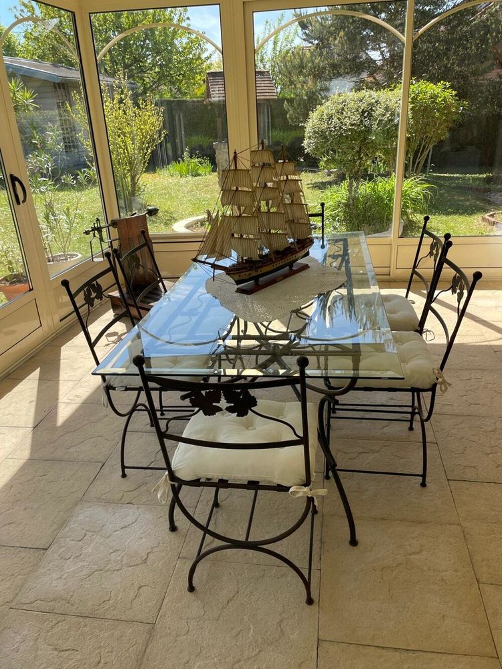 Table en fer forg&eacute; lourd et robuste style travaill&eacute; + 6 chai Meubles
