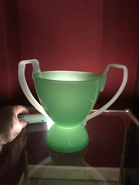 OPALINE décorative en verre vert à anses blanches 30 Montluçon (03)