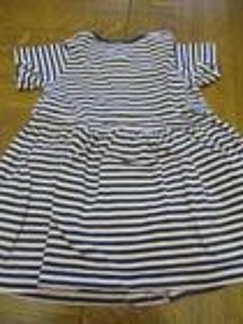 Robe raye marine boutonnée et avec petit motif en haut a dr 0 Mérignies (59)