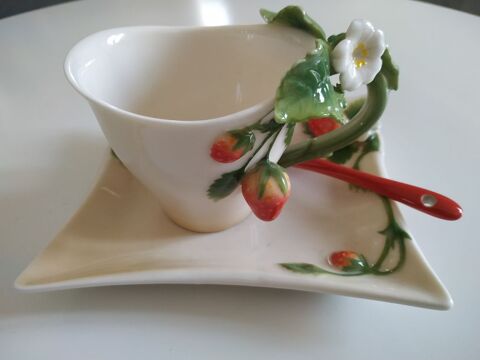 Tasses neuves avec soucoupes, Dco Fleurs 24 Denguin (64)