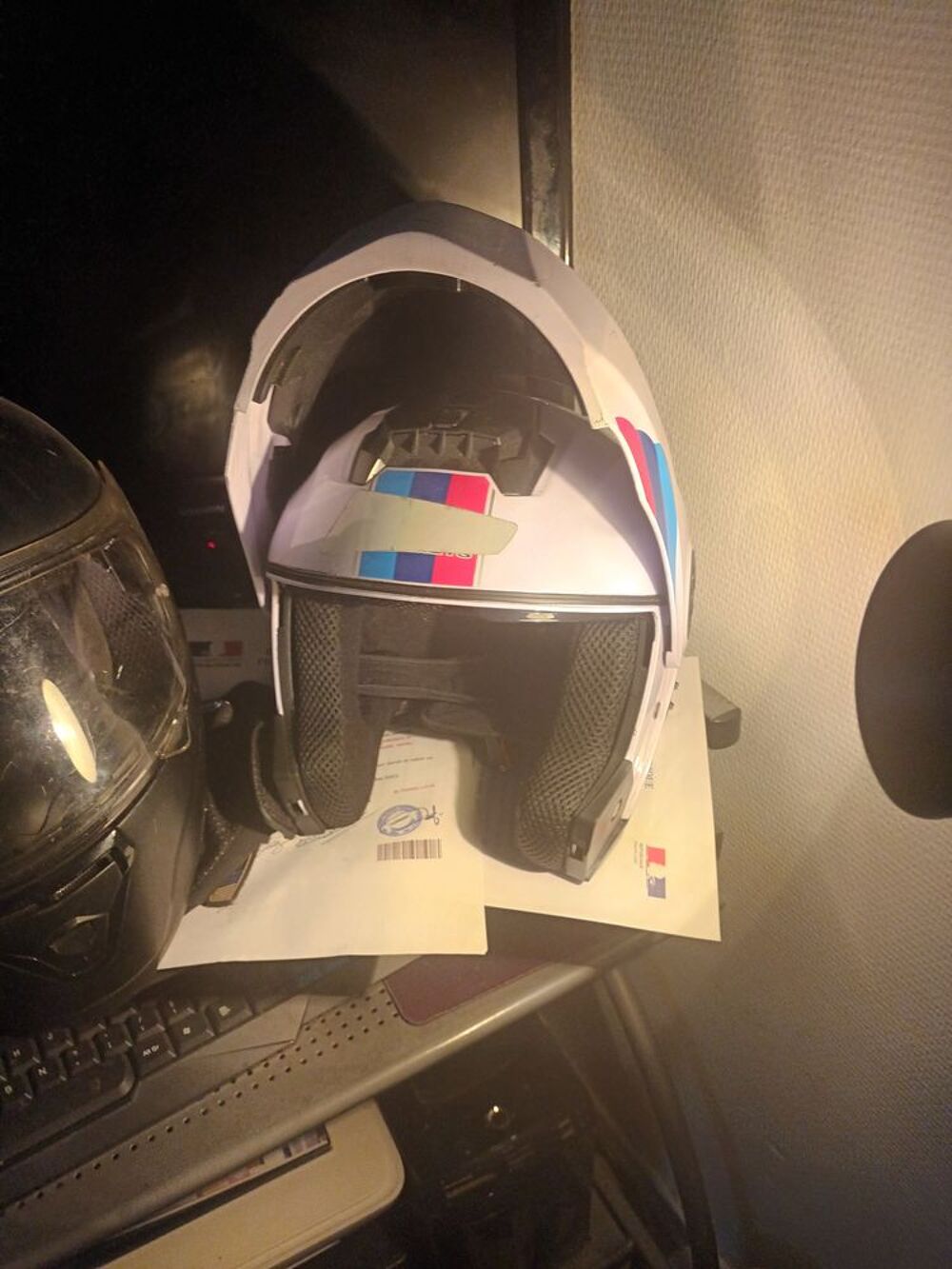 2 casque de moto Bijoux et montres