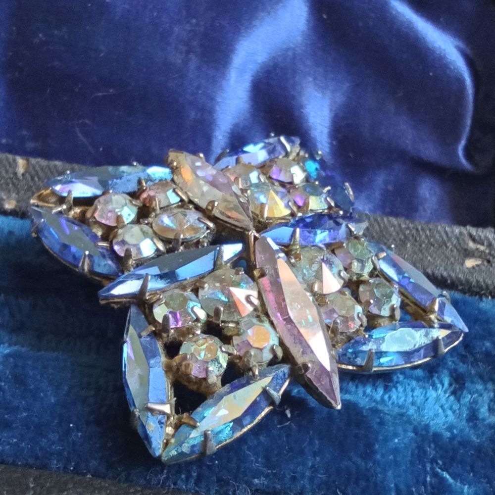 Magnifique broche vintage, jolis reflets bleut&eacute;s Bijoux et montres