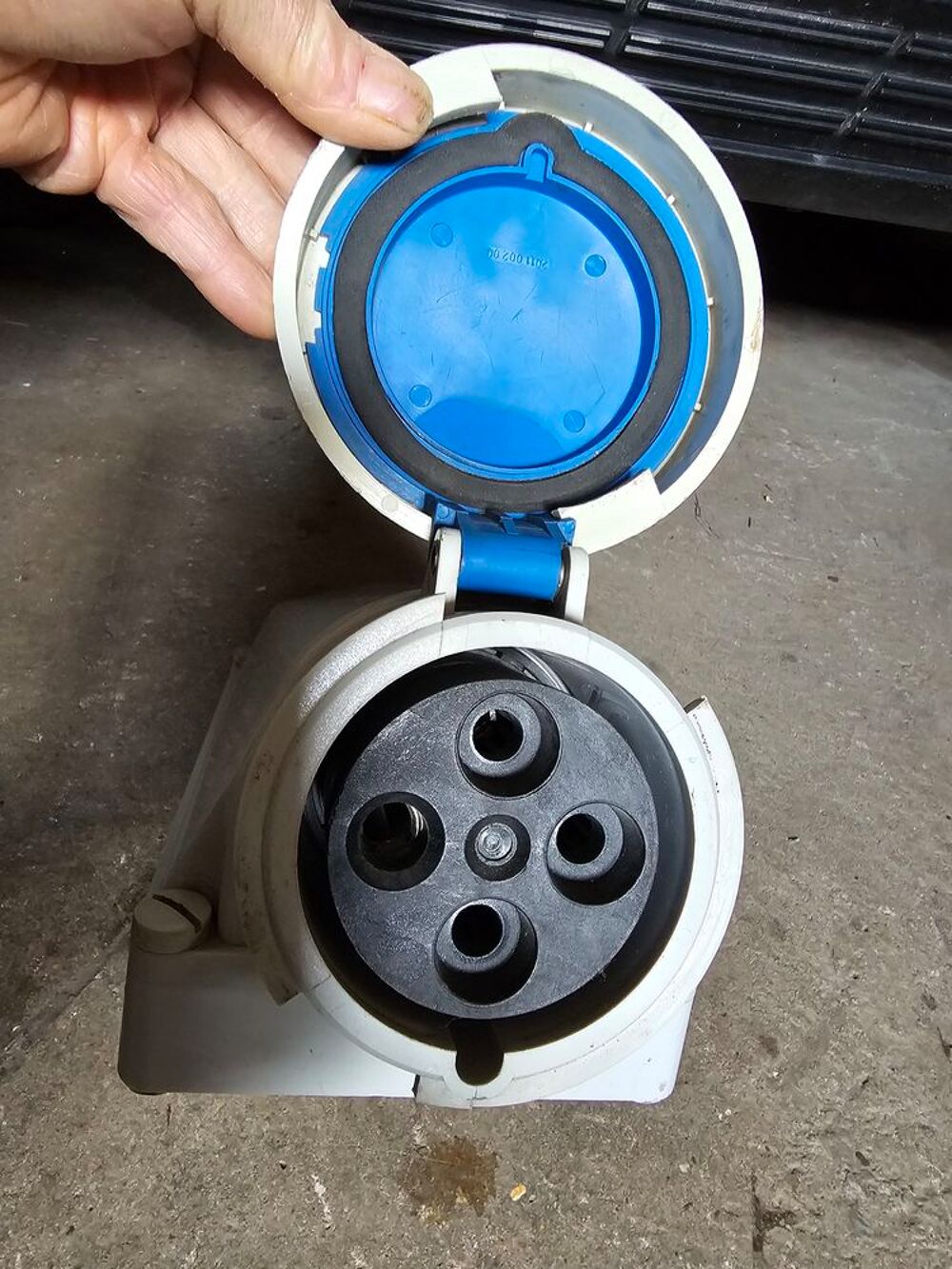 Prise triphas&eacute;e femelle125 A Bricolage