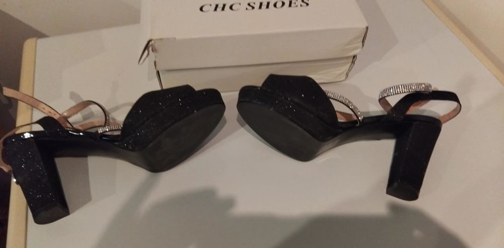 chaussure neuve pointure 39 noir /doree 
Chaussures