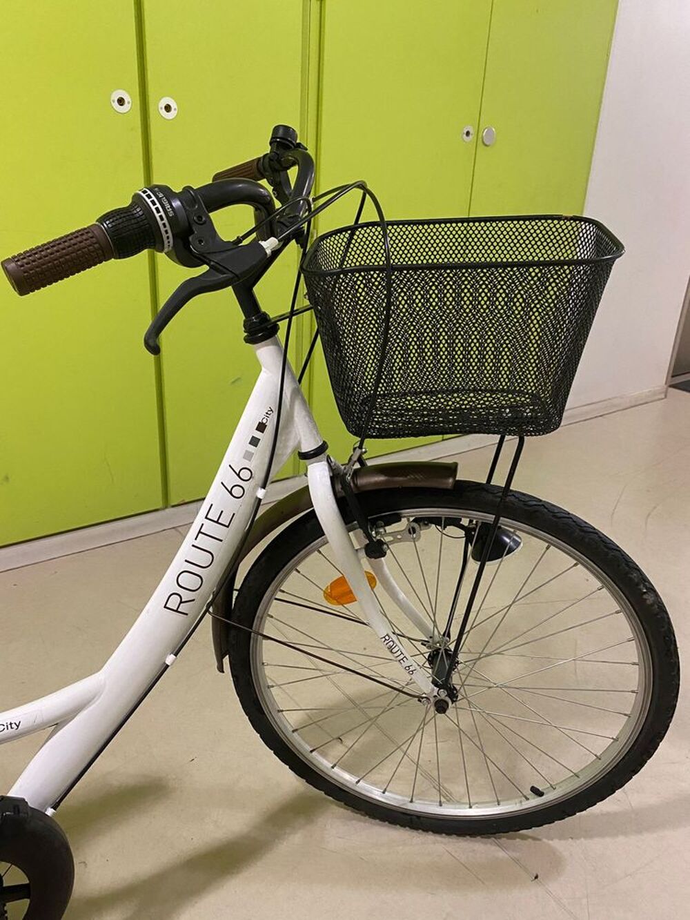 V&eacute;lo Urbain Blanc &quot;Route 66&quot; avec Panier Vlos