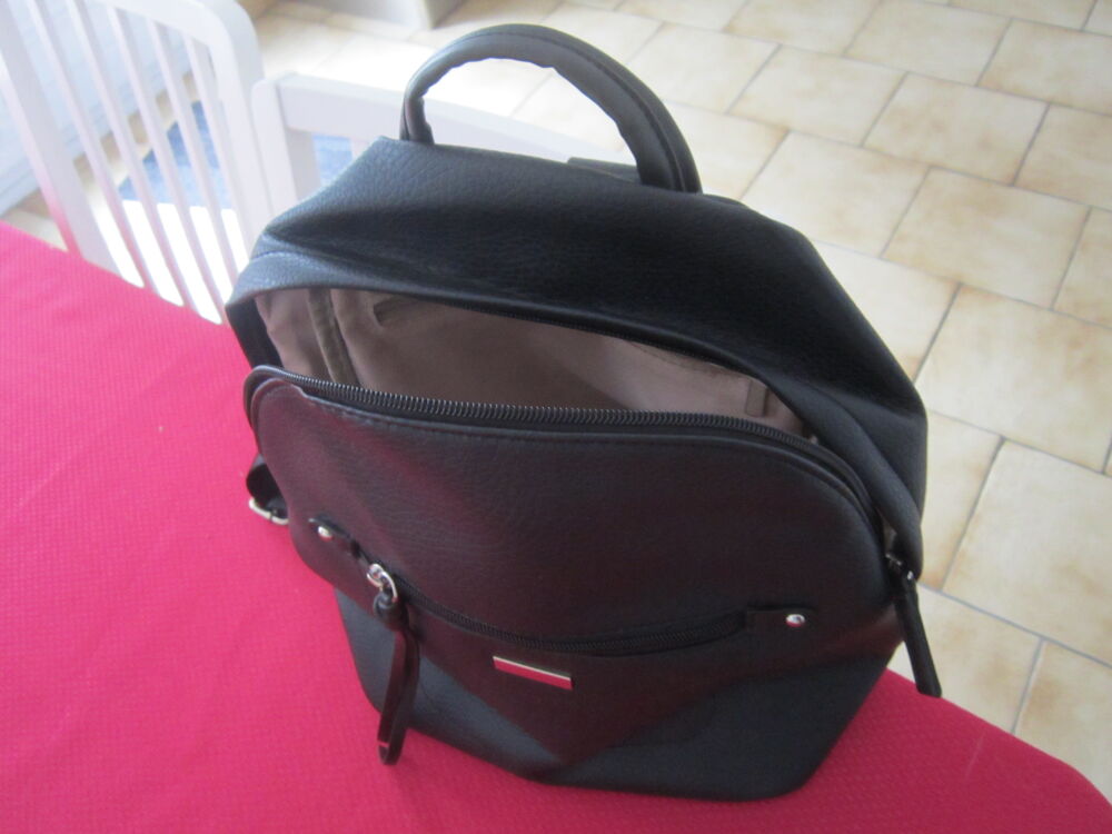 Un sac &agrave; dos couleur noire Maroquinerie