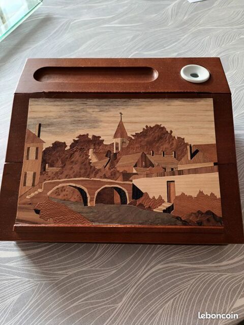 Ancien �critoire avec marqueterie sur le dessus 300 Romorantin-Lanthenay (41)