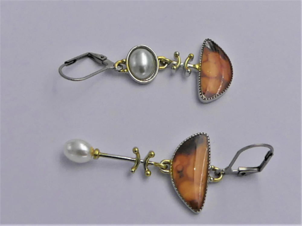 Boucles d'oreilles asym&eacute;triques, laiton &eacute;poxy et perle Bijoux et montres