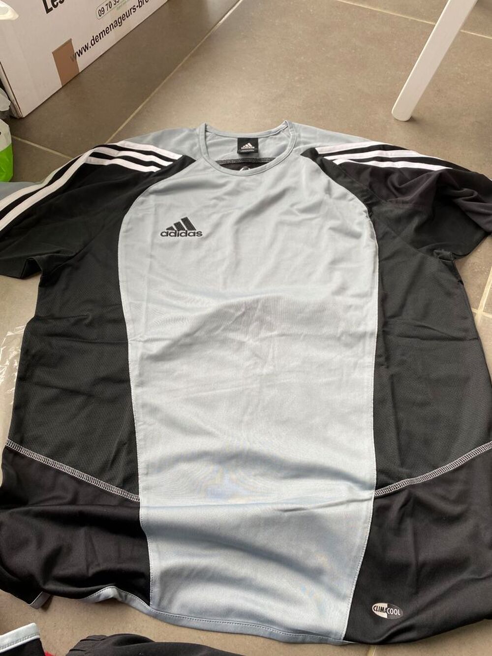 T-shirt Adidas neuf Vêtements