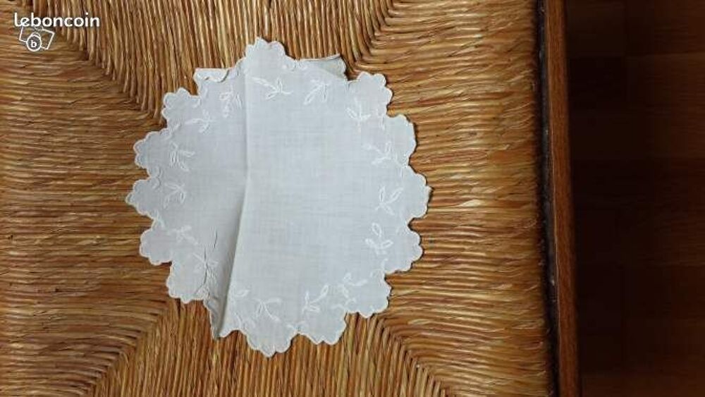 Napperon forme fleurs diam&egrave;tre 20 cm brod&eacute; mains Décoration