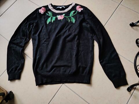 pull noir avec col brod� taille XS 5 Toulouse (31)