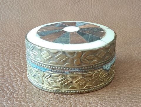 pilulier petite bo�te en laiton 
d�cor en relief  
4 Carnon Plage (34)