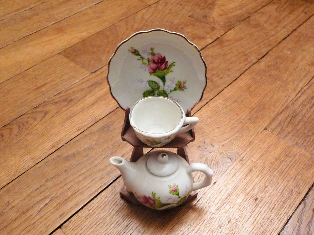 Service &agrave; Th&eacute; Miniature en C&eacute;ramique Blanc sur son Socle Décoration