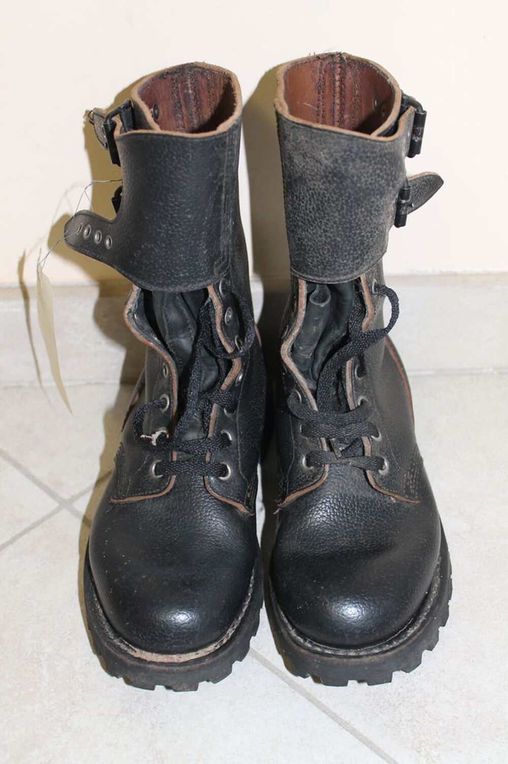 UNE PAIRE DE RANGERS FEMME MODELE DE L'ARMEE FRANCAISE Chaussures