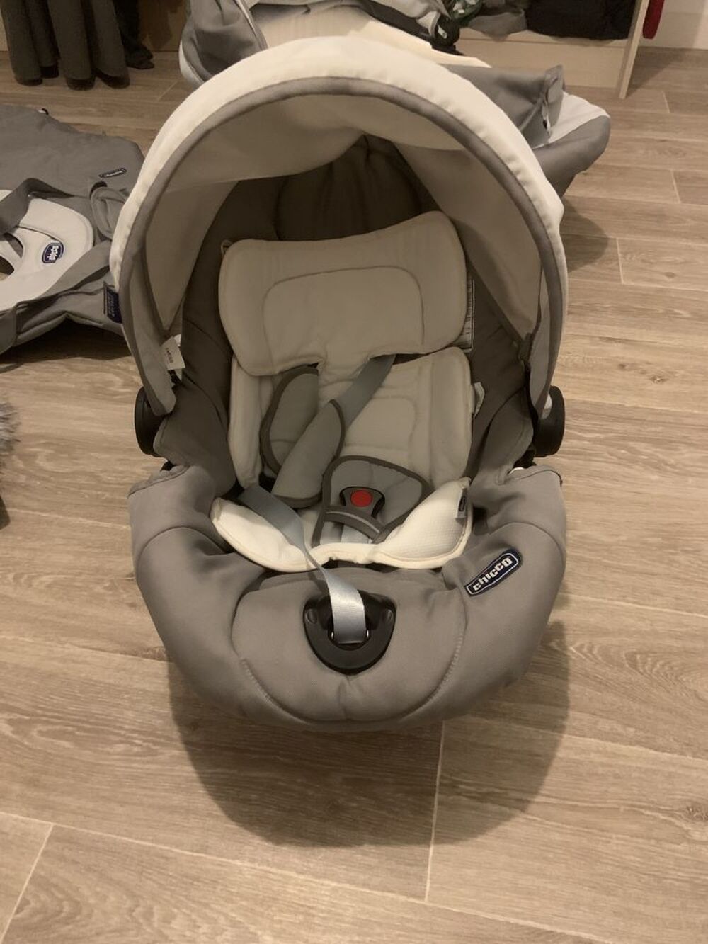 Poussette trio chicco &eacute;tat proche du neuf Puériculture