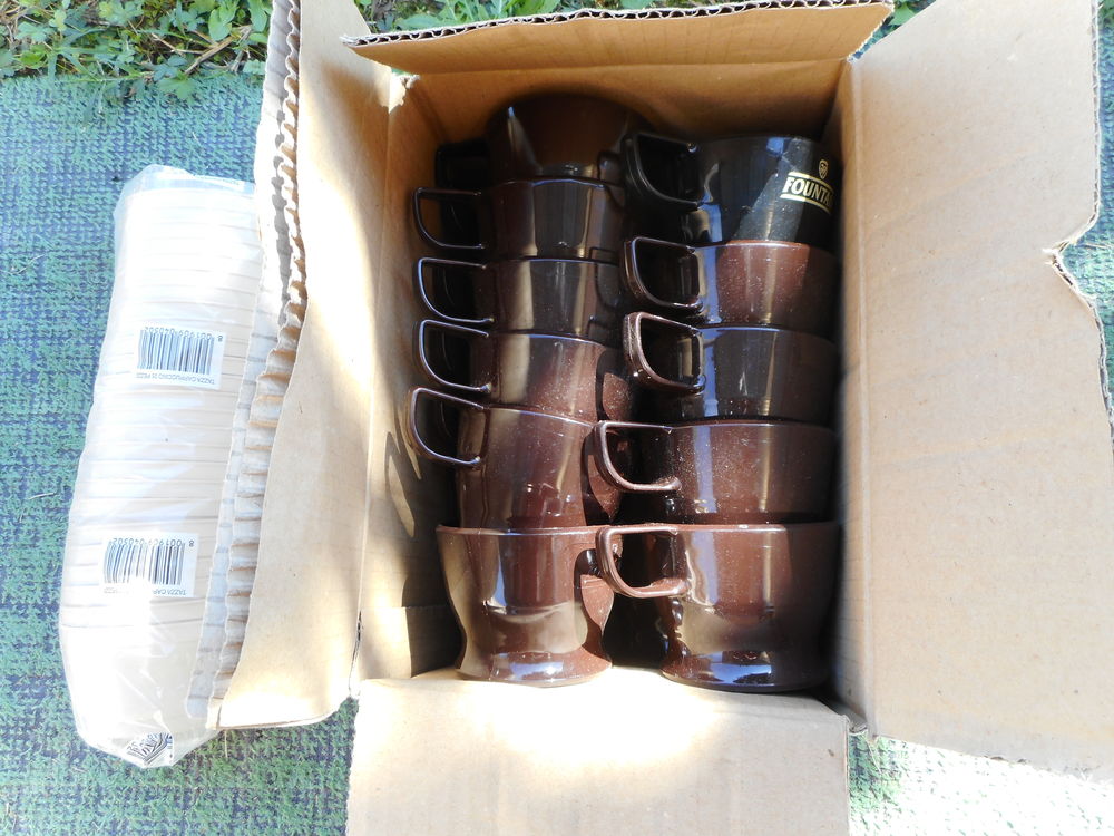 LOT DE 48 TASSES A CAFE PLASTIQUE Electroménager