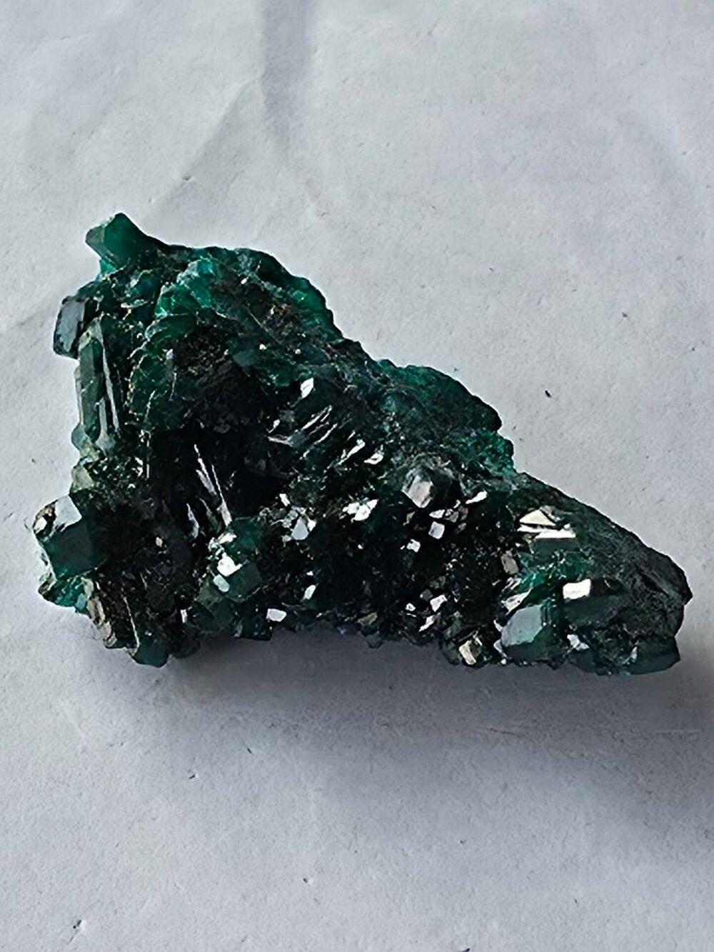 Pierre Dioptase du Katanga, vert &eacute;meraude brillant 