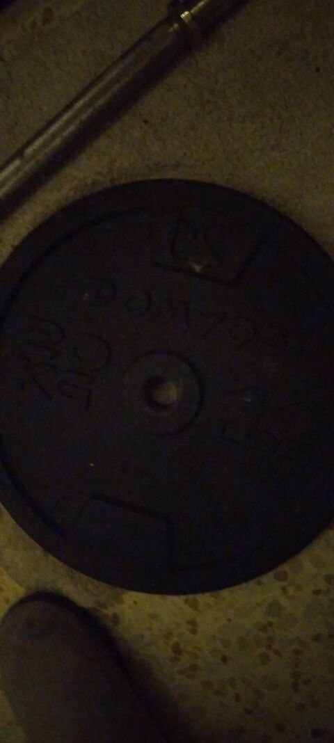 Poids  de 20 kg 1 et une barre de 9kg 130 cm 50 Als (30)