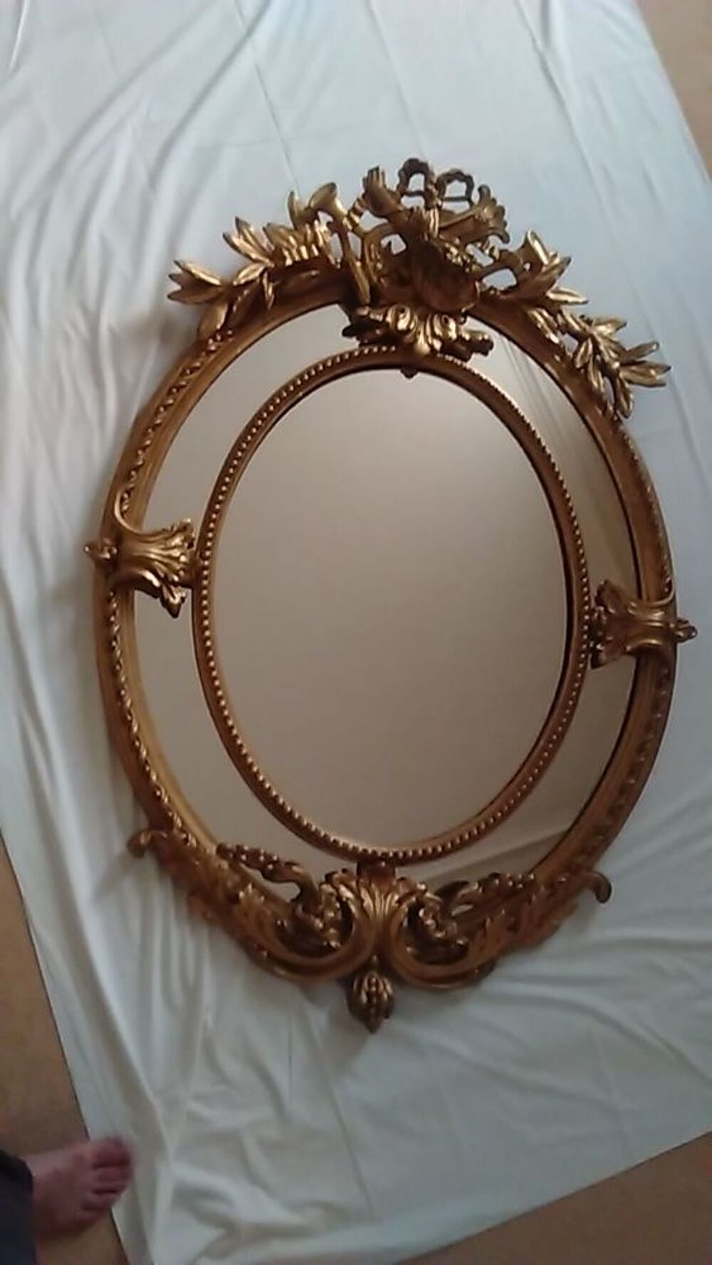 Miroir ovale en bois dor&eacute;, &agrave; parecloses Décoration