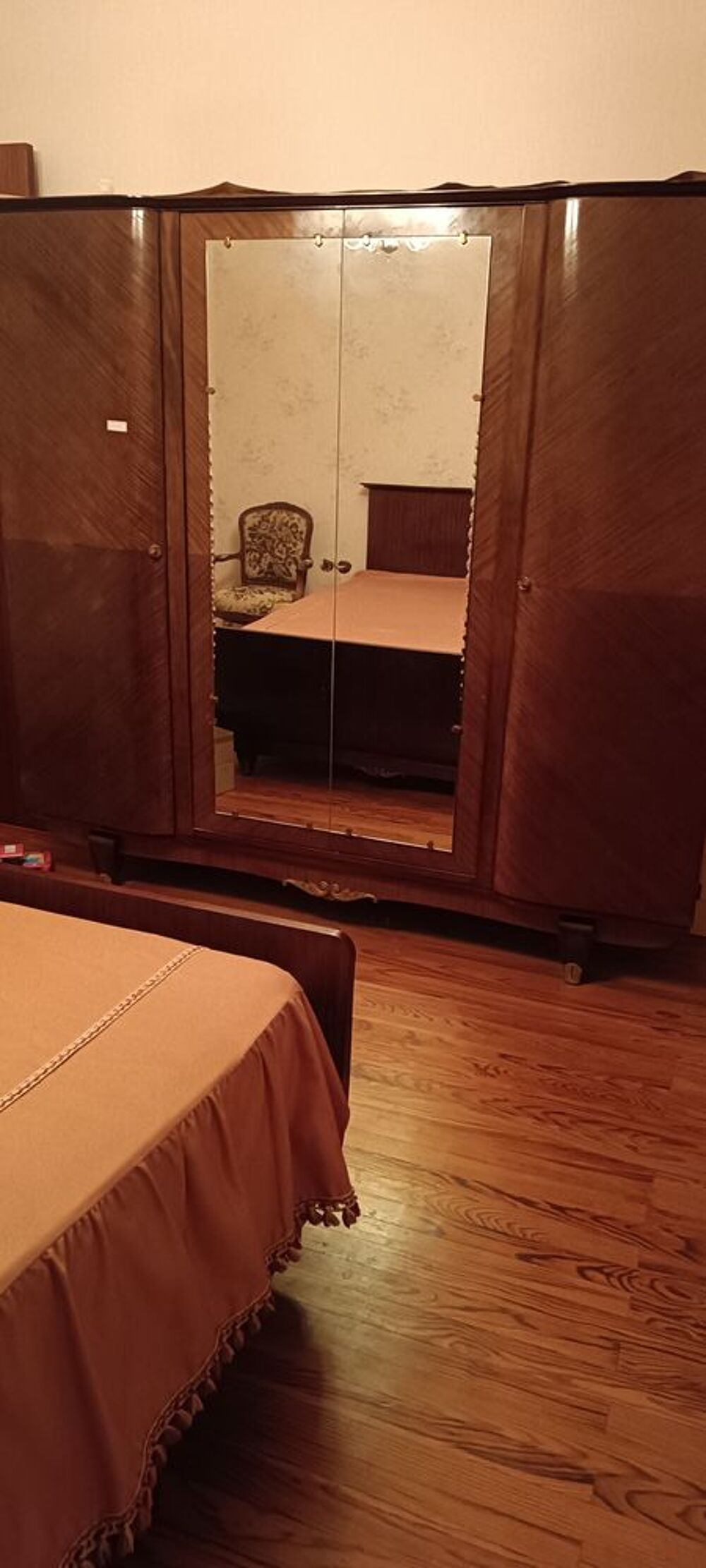 Armoire avec &eacute;tag&egrave;res et penderie + lit 240 Meubles