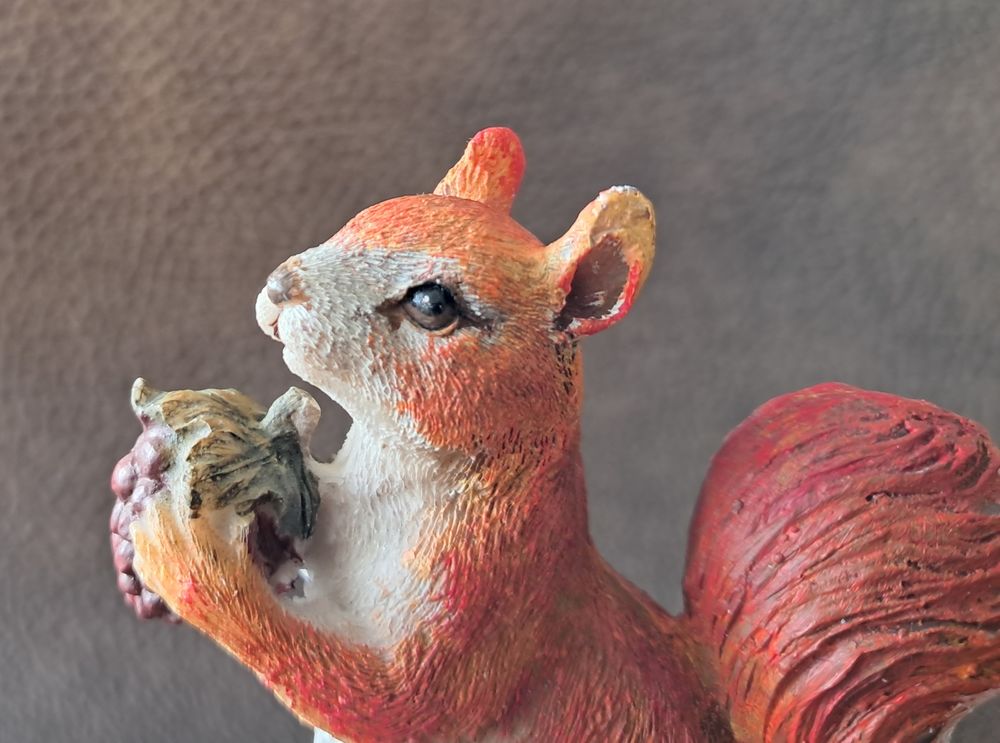  &eacute;cureuil en r&eacute;sine sur une m&ucirc;re g&eacute;ante 
figurine Décoration