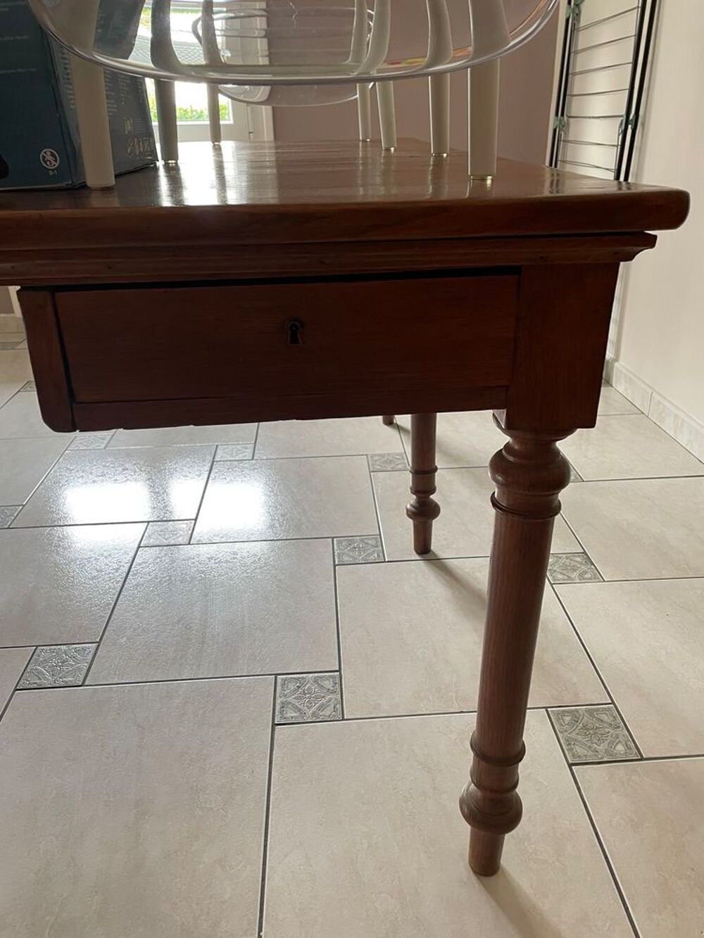 Ancien bureau utilis&eacute; comme table &agrave; manger Meubles