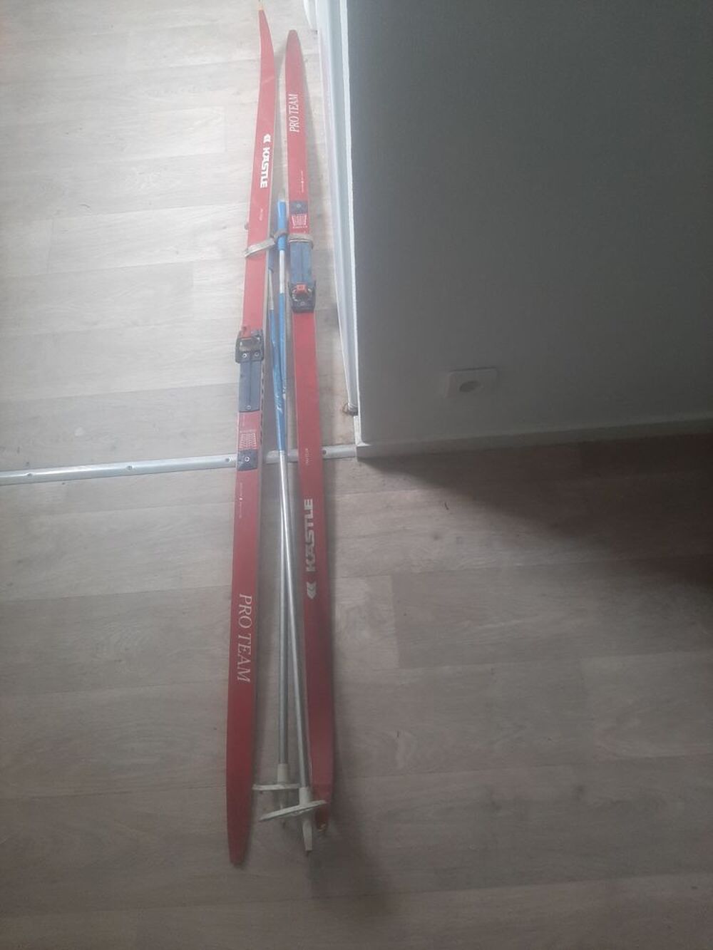 Ventes de skis kastle proteam avec b&acirc;tons de skis. Sports
