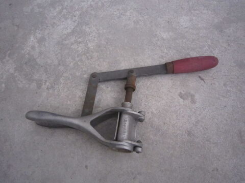 Ancienne bouchonneuse
28 Salon-de-Provence (13)