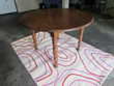 table en chene + 4 chaises 
faire offre Meubles